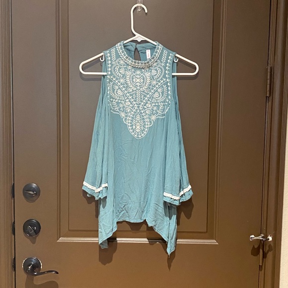 Cold Shoulder Xhilaration top from target - Picture 1 of 5